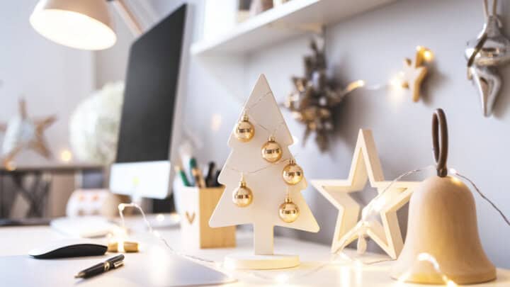 21 Festive Christmas Home Office Decor Ideas